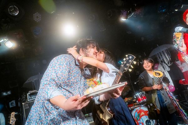 超☆社会的サンダル、大森靖子との対バンに夢叶う！ 熱気で溢れた『オニザワマシロ生誕祭』をレポート