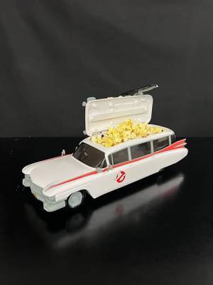映画『ゴーストバスターズ／フローズン・サマー』劇中に登場するECTO-1がポップコーンボックスに