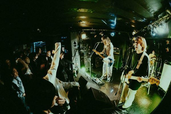 まなつ×CULTURES!!!×極東飯店の3バンドがリベンジライブ　『Grasshopper』オフィシャルレポート