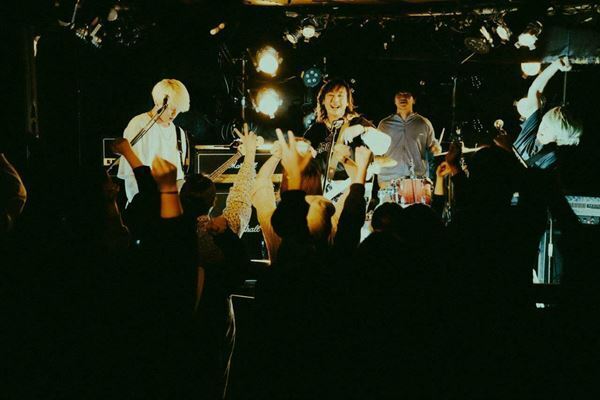 まなつ×CULTURES!!!×極東飯店の3バンドがリベンジライブ　『Grasshopper』オフィシャルレポート