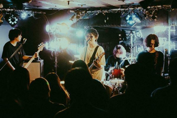 まなつ×CULTURES!!!×極東飯店の3バンドがリベンジライブ　『Grasshopper』オフィシャルレポート