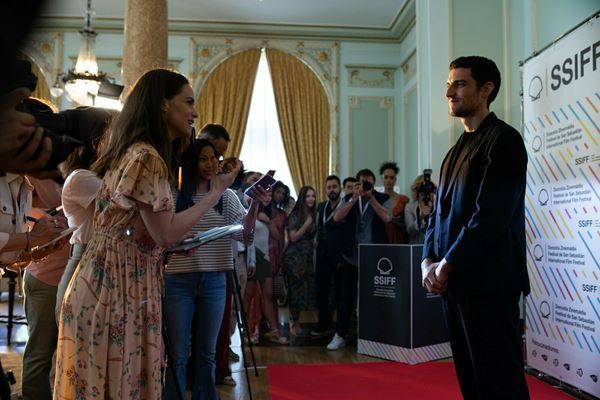 ウディ・アレンの新作『サン・セバスチャンへ、ようこそ』は、ぴり辛な自虐ユーモアと映画への愛に溢れている。【おとなの映画ガイド】