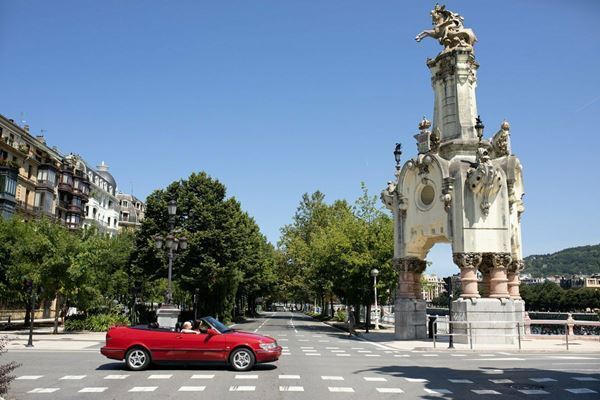 ウディ・アレンの新作『サン・セバスチャンへ、ようこそ』は、ぴり辛な自虐ユーモアと映画への愛に溢れている。【おとなの映画ガイド】