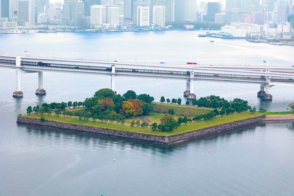 草間彌生らが参加「東京お台場トリエンナーレ2025」　台場公園やフジテレビ本社屋などが展示会場に