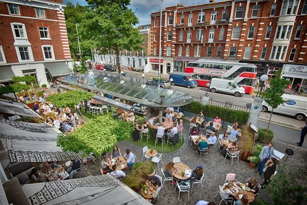 「ザ・コンランショップ」で知られるデザイナー、テレンス・コンランの実像に迫る展覧会が東京ステーションギャラリーで