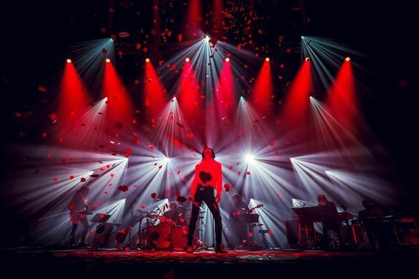 宮本浩次、カバーコンサート『ロマンスの夜』で宇多田ヒカルや中森明菜らの名曲を披露　オフィシャルレポート到着