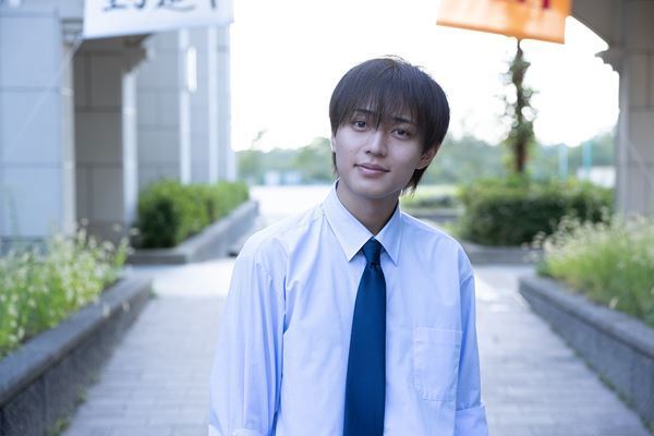 永瀬廉オフィシャルインタビューが到着。『余命一年の僕が、余命半年の君と出会った話。』は「不思議と前向きになれる映画」