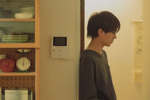 永瀬廉オフィシャルインタビューが到着。『余命一年の僕が、余命半年の君と出会った話。』は「不思議と前向きになれる映画」