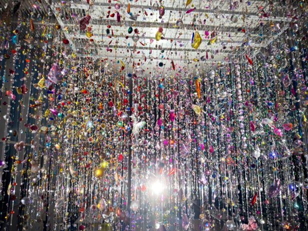 『蜷川実花展 with EiM Lights in the Ruin』飛騨古川で開催　廃墟となる工場に無数のクリスタルが輝く新作展示も