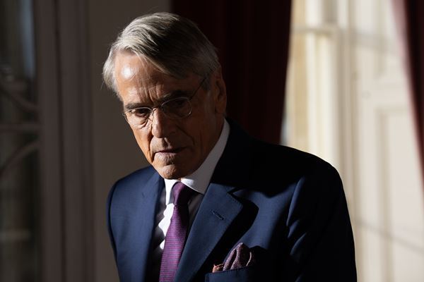 映画『ビーキーパー』ステイサムの前に立ちはだかるジェレミー・アイアンズの場面写真公開