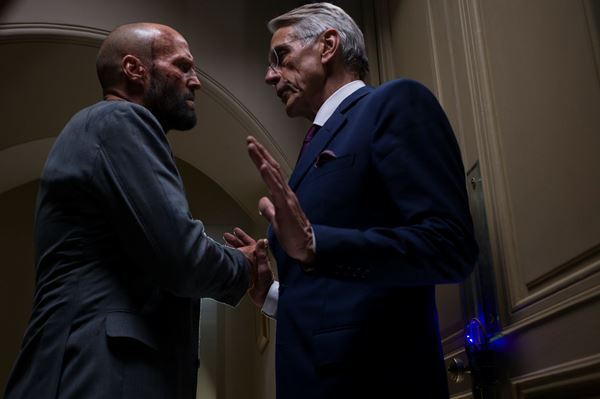 映画『ビーキーパー』ステイサムの前に立ちはだかるジェレミー・アイアンズの場面写真公開