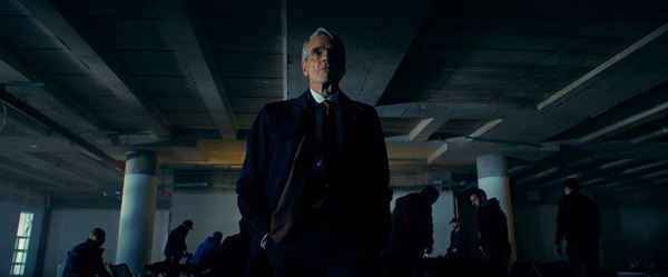 映画『ビーキーパー』ステイサムの前に立ちはだかるジェレミー・アイアンズの場面写真公開