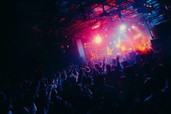 フレンズ、アルバム『ユートピアン』リリースツアー開幕「最高の思い出にしましょう！」【ライブレポート】