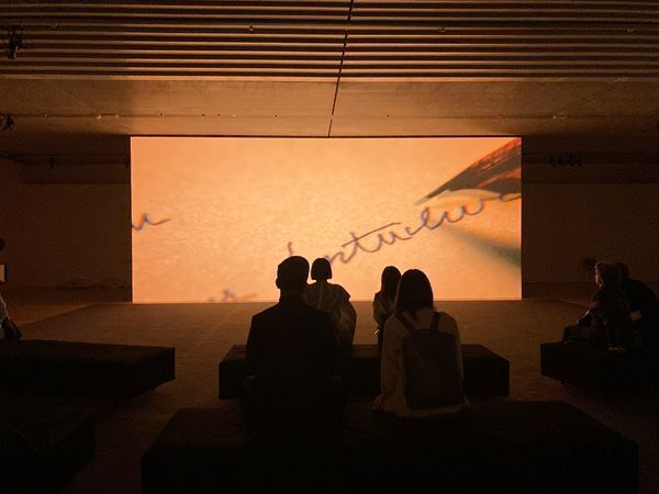 『フィリップ・パレーノ：この場所、あの空』開催中　箱根・ポーラ美術館の建築や立地をいかしたサイトスペシフィックな展覧会