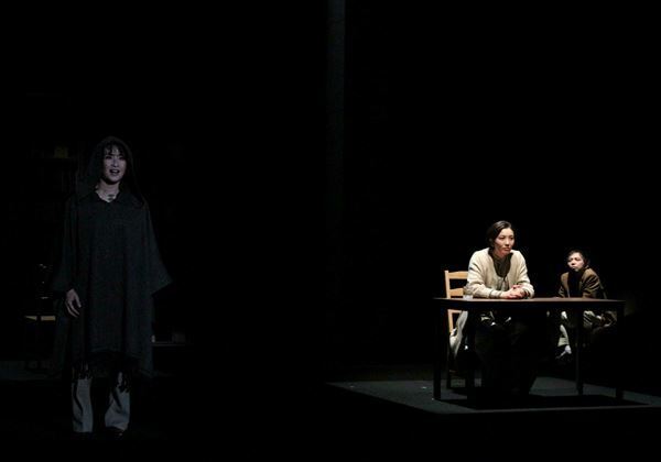 鈴木アツト作・演出『みえないくに』開幕　舞台写真＆コメント到着