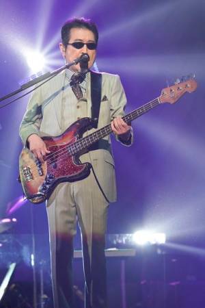 THE ALFEE、100回目の日本武道館ライブを開催　高見沢俊彦が宙を舞うサプライズ演出も【レポート】