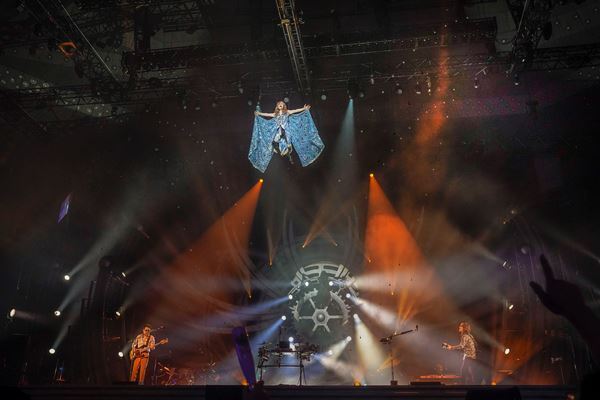 THE ALFEE、100回目の日本武道館ライブを開催　高見沢俊彦が宙を舞うサプライズ演出も【レポート】