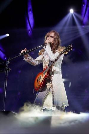 THE ALFEE、100回目の日本武道館ライブを開催　高見沢俊彦が宙を舞うサプライズ演出も【レポート】