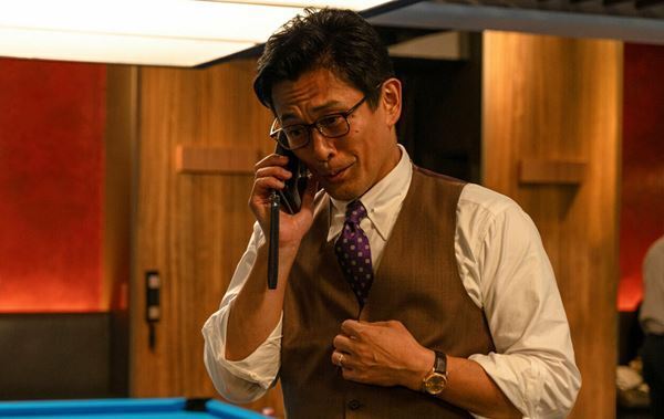 内野聖陽が頭からワインをかけられる！　上田慎一郎監督最新作『アングリースクワッド』衝撃的な本編映像公開