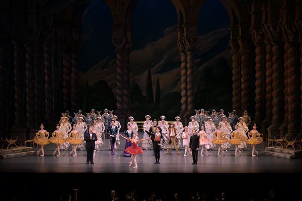 新国立劇場バレエ団 2023 / 2024シーズン開幕　アレクセイ・ファジェーチェフ版『ドン・キホーテ』の上演がスタート