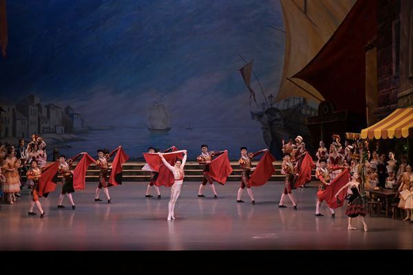 新国立劇場バレエ団 2023 / 2024シーズン開幕　アレクセイ・ファジェーチェフ版『ドン・キホーテ』の上演がスタート