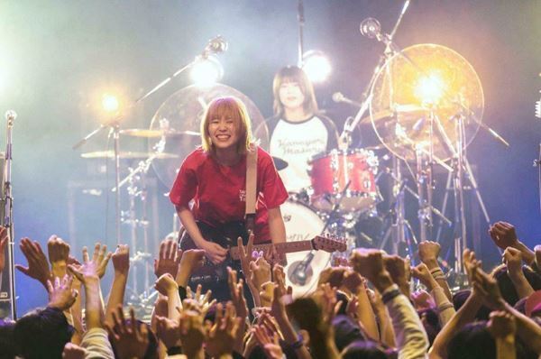 盟友TETORAを迎えたツアーファイナルでカネヨリマサルが見せた決意「みんなの太陽みたいなバンドになります！」【ライブレポート】