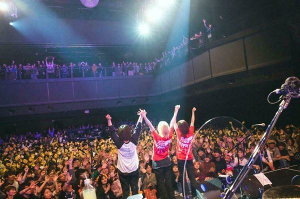 盟友TETORAを迎えたツアーファイナルでカネヨリマサルが見せた決意「みんなの太陽みたいなバンドになります！」【ライブレポート】