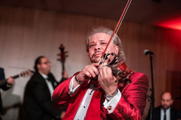 5年ぶりの来日！“ヴァイオリンの怪人”ロビー・ラカトシュ インタビュー　いかにしてキングは生まれ、世界を熱狂させてきたのか