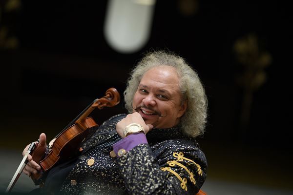 5年ぶりの来日！“ヴァイオリンの怪人”ロビー・ラカトシュ インタビュー　いかにしてキングは生まれ、世界を熱狂させてきたのか