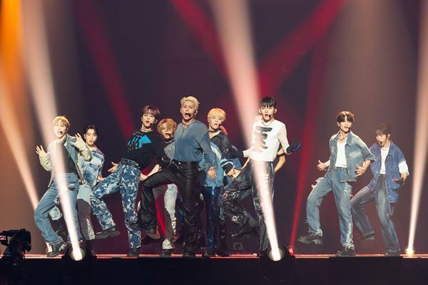 INIが新曲初披露やStray Kidsカバー！ THE BOYZ、NiziUらKCON1日目をレポート