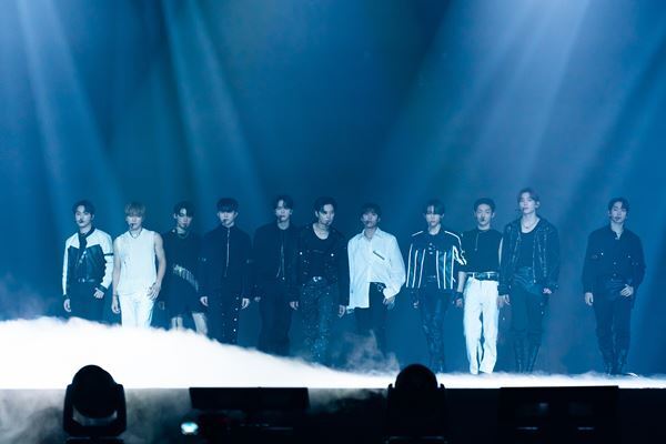 INIが新曲初披露やStray Kidsカバー！ THE BOYZ、NiziUらKCON1日目をレポート