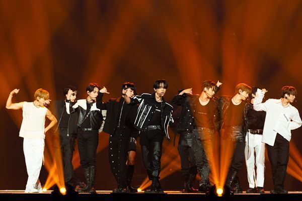 INIが新曲初披露やStray Kidsカバー！ THE BOYZ、NiziUらKCON1日目をレポート