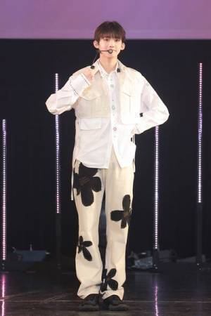 &TEAM、1stシングル『五月雨 (Samidare)』のメディアショーケースで初のアリーナツアー開催をサプライズ発表