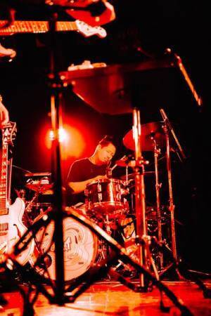 【ライブレポート】Kroi、自身初の全国ツアー開幕。強烈な求心力を放つライブパフォーマンス