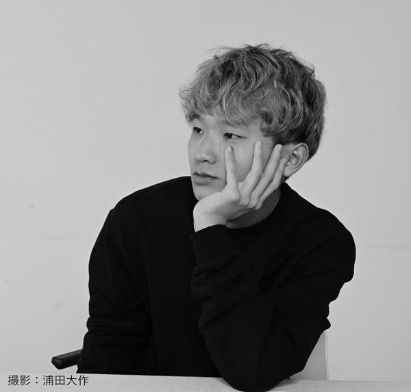 加藤拓也「友達の話を聞きに行く感覚で観にきて」　新作『いつぞやは』執筆のきっかけは相手の死後も残るSNS上の会話への違和感