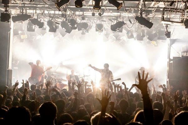 【ライブレポート】a flood of circleとストレイテナーが対バン　真正面からぶつけ合う灼熱の夜