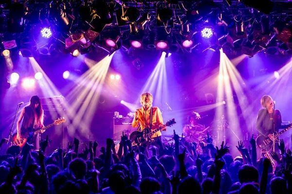 【ライブレポート】a flood of circleとストレイテナーが対バン　真正面からぶつけ合う灼熱の夜