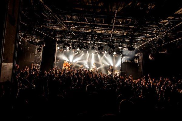 【ライブレポート】a flood of circleとストレイテナーが対バン　真正面からぶつけ合う灼熱の夜