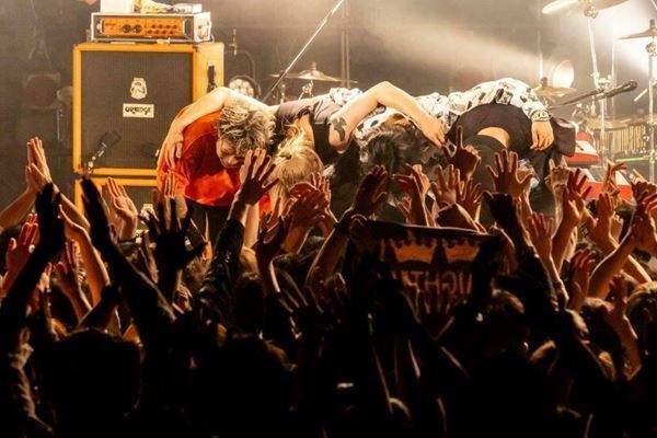 【ライブレポート】a flood of circleとストレイテナーが対バン　真正面からぶつけ合う灼熱の夜