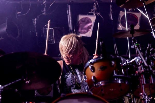 【ライブレポート】a flood of circleとストレイテナーが対バン　真正面からぶつけ合う灼熱の夜