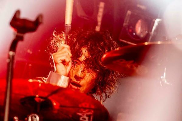 【ライブレポート】a flood of circleとストレイテナーが対バン　真正面からぶつけ合う灼熱の夜