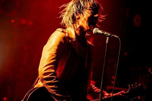 【ライブレポート】a flood of circleとストレイテナーが対バン　真正面からぶつけ合う灼熱の夜