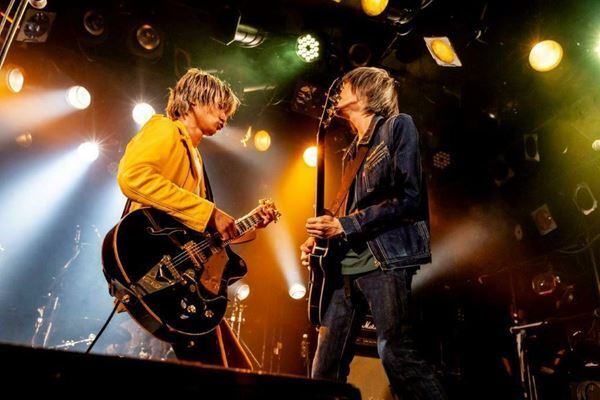 【ライブレポート】a flood of circleとストレイテナーが対バン　真正面からぶつけ合う灼熱の夜