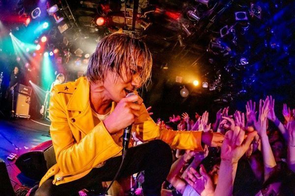 【ライブレポート】a flood of circleとストレイテナーが対バン　真正面からぶつけ合う灼熱の夜