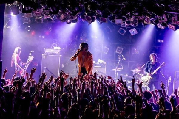 【ライブレポート】a flood of circleとストレイテナーが対バン　真正面からぶつけ合う灼熱の夜