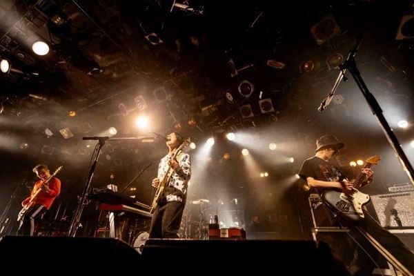 【ライブレポート】a flood of circleとストレイテナーが対バン　真正面からぶつけ合う灼熱の夜