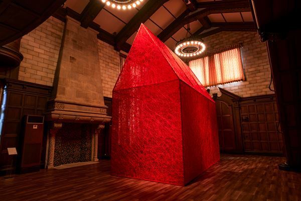 『塩田千春　つながる私(アイ)』大阪中之島美術館で　3つの「アイ」で他者との「つながり」にアプローチ