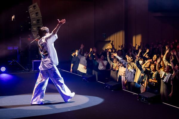 imase、初ホールツアー『Shiki-Sai』 緊張を超える楽しさで迎えられた公演初日をレポート