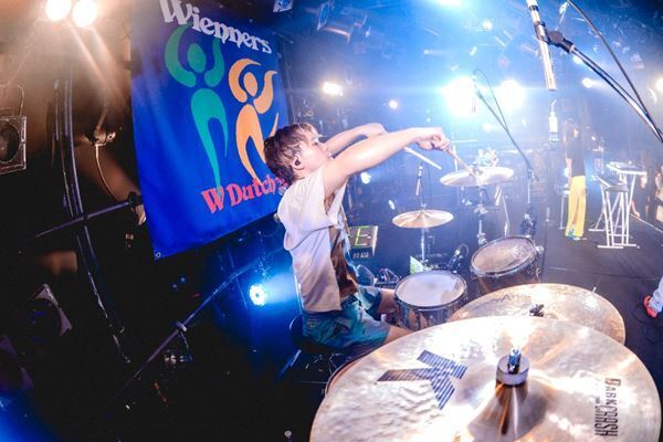 Wienners企画『W Dutch 2024』東京公演、お互いのリスペクト全開！キュウソネコカミとのエモーショナルなツーマンライブをレポート
