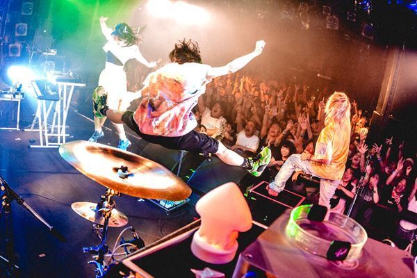 Wienners企画『W Dutch 2024』東京公演、お互いのリスペクト全開！キュウソネコカミとのエモーショナルなツーマンライブをレポート